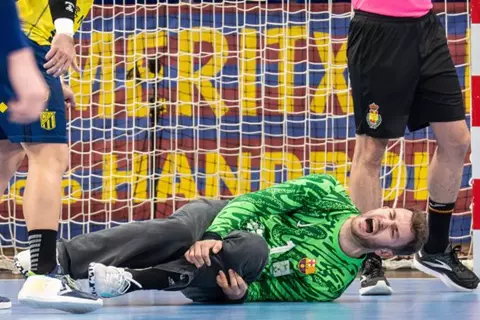 كرة يد.. برشلونة يعلن إصابة الحارس بيريز دي فارجاس في الرباط الصليبي